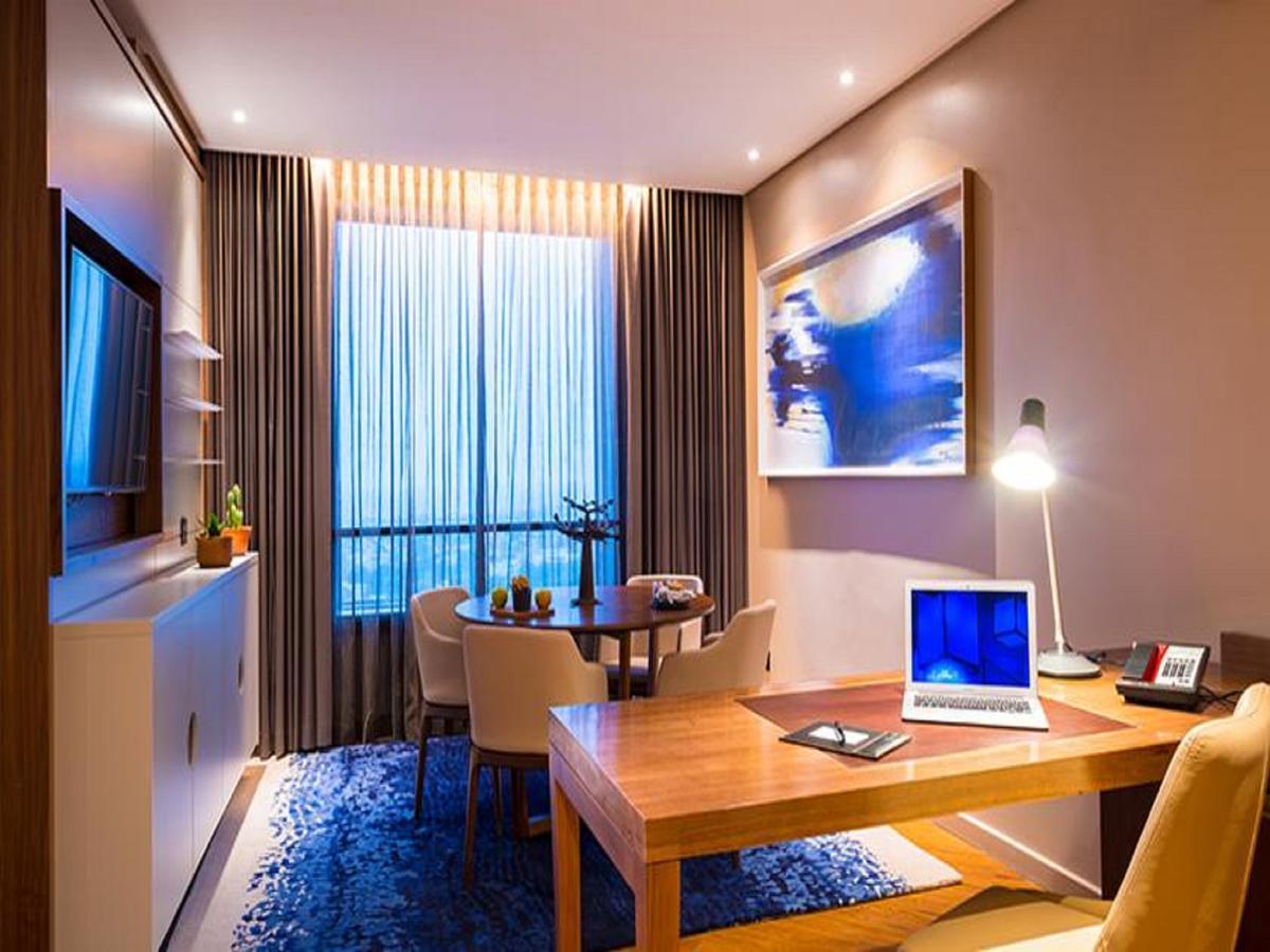 Executive Suite,525924141:JPEG