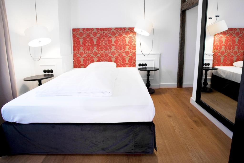 Small Deluxe Double Room,52772278:JPEG