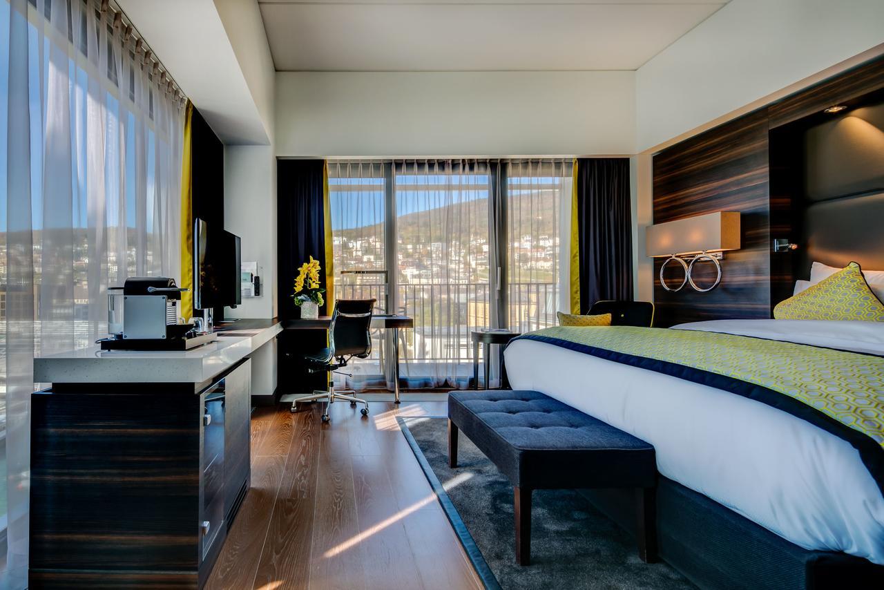 Executive room with balcony and city view,1281580471:JPEG