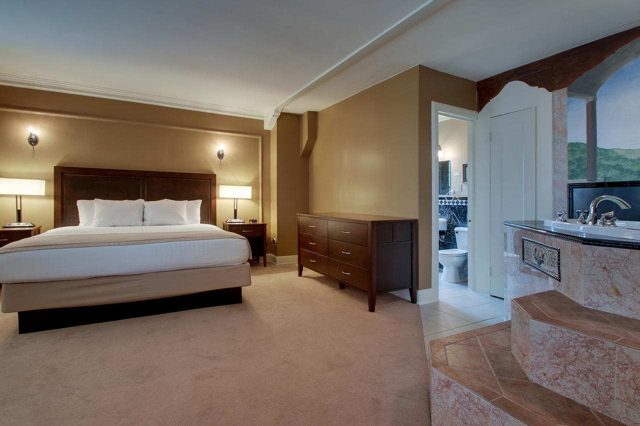 One-Bedroom Suite Spa Bath