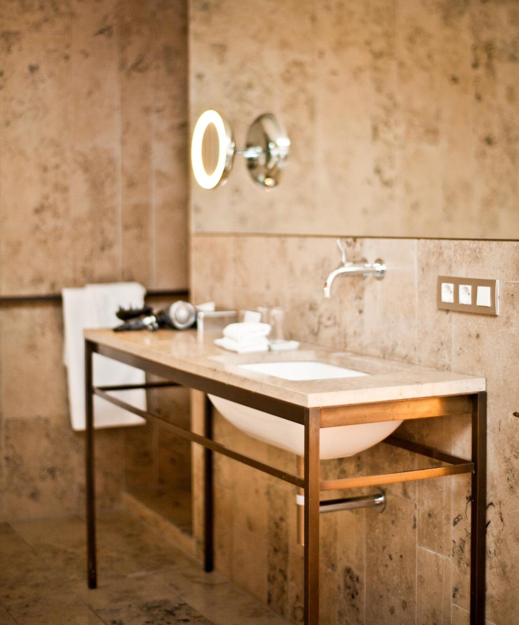 Suite,636107754:JPEG