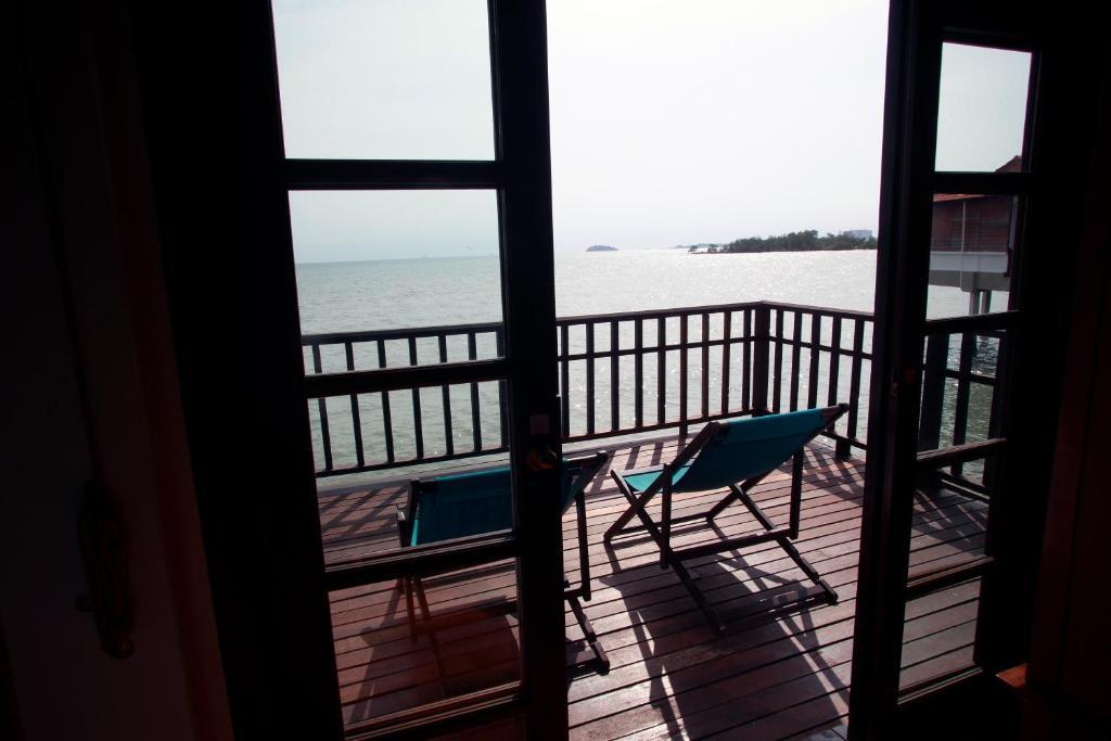 Premium Water Chalet