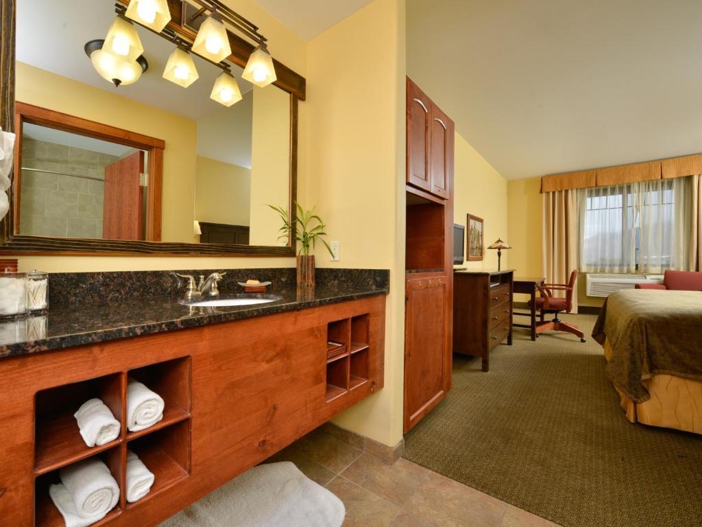 Deluxe Suite with Spa Bath