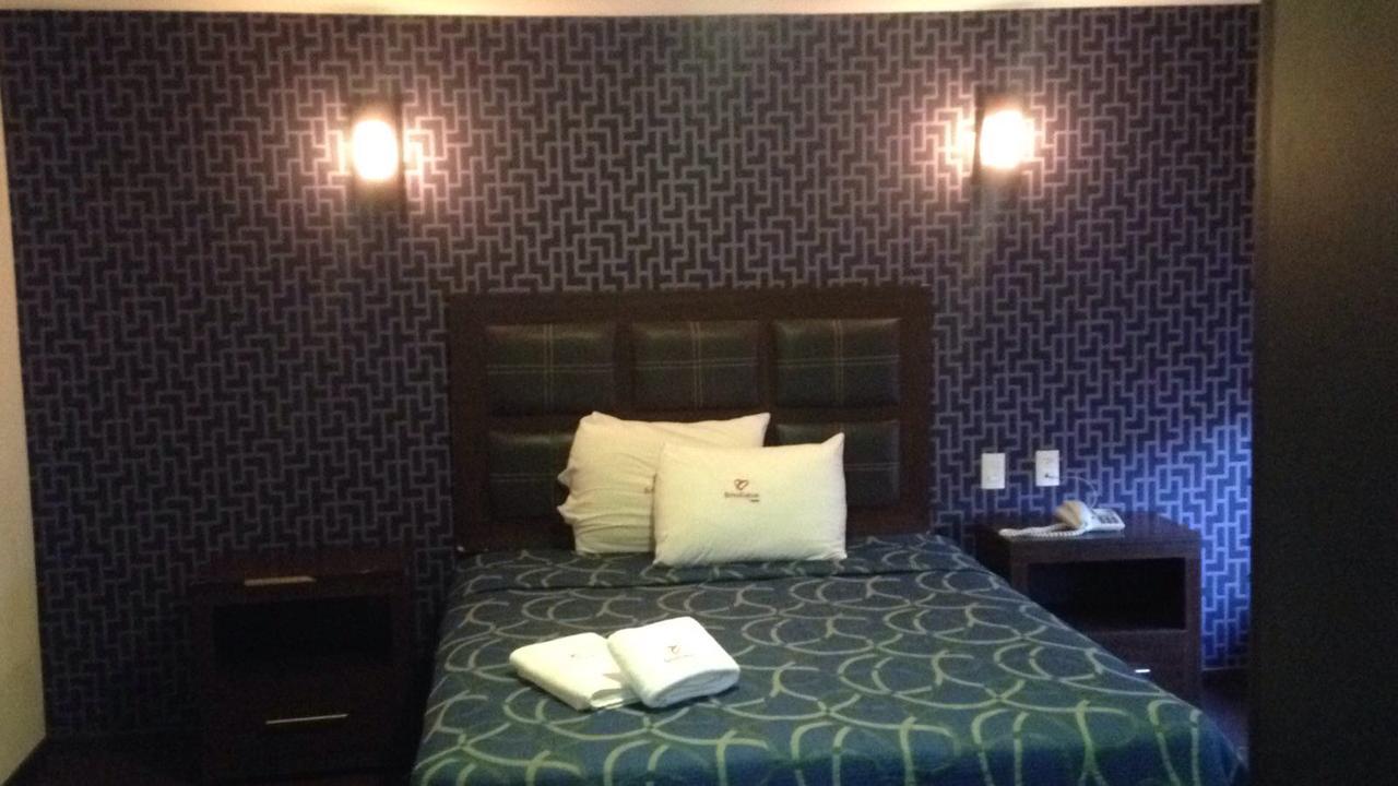 Habitación con cama grande