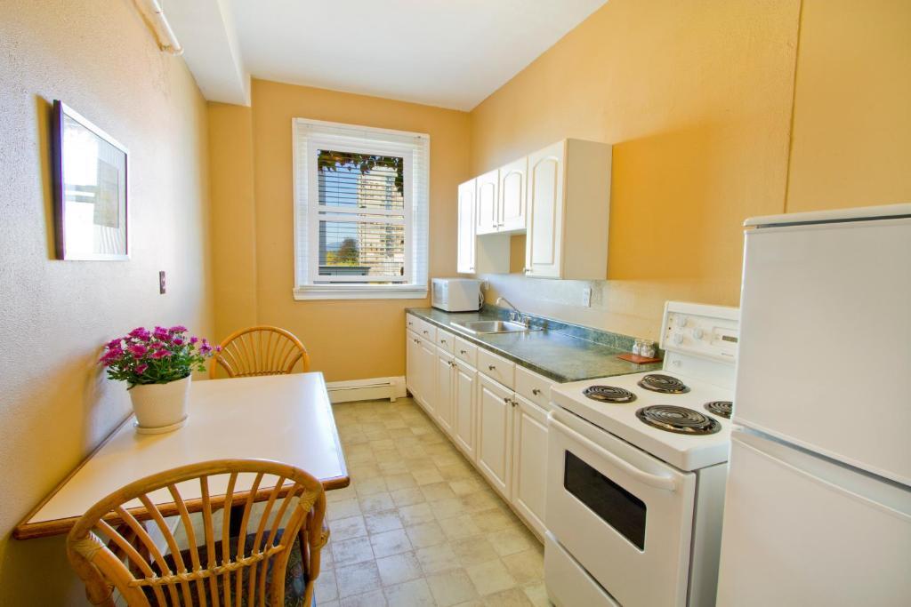 One-Bedroom Suite with Kitchen,687767247:JPEG