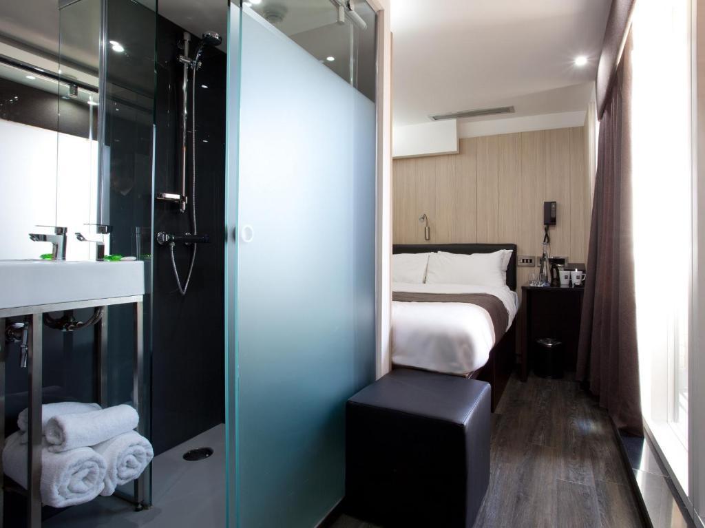 Club Queen Room