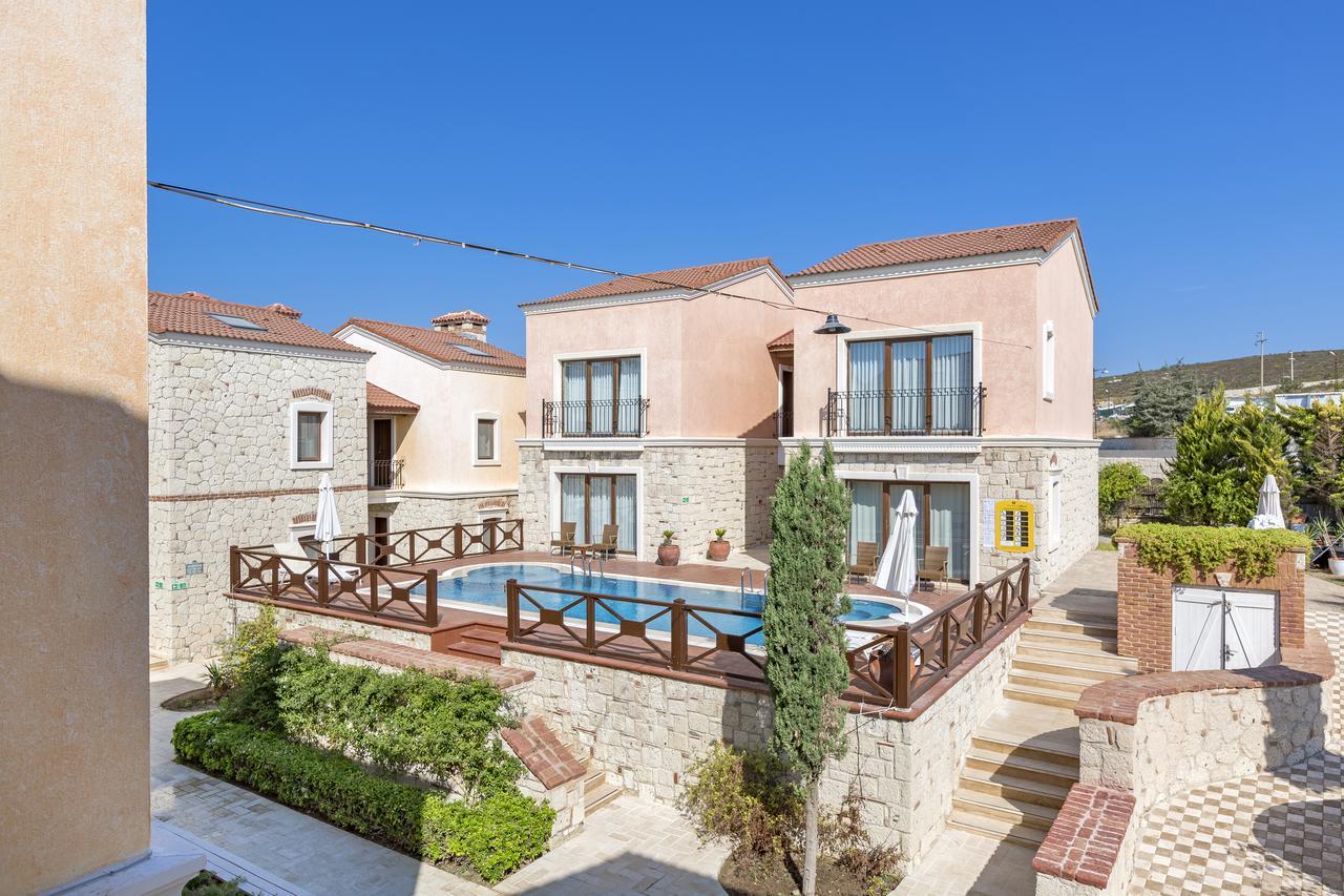 King Room with Pool View,697915299:JPEG