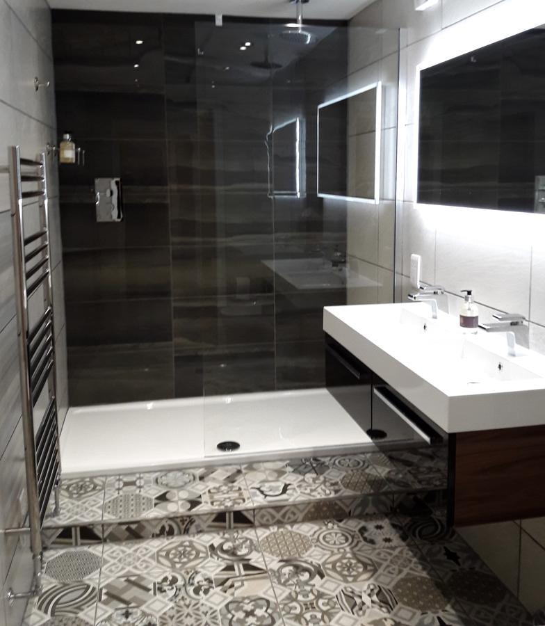 Deluxe Double Room Shower