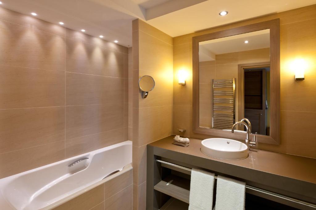 Standard Double or Twin Room with City View,63281161:JPEG