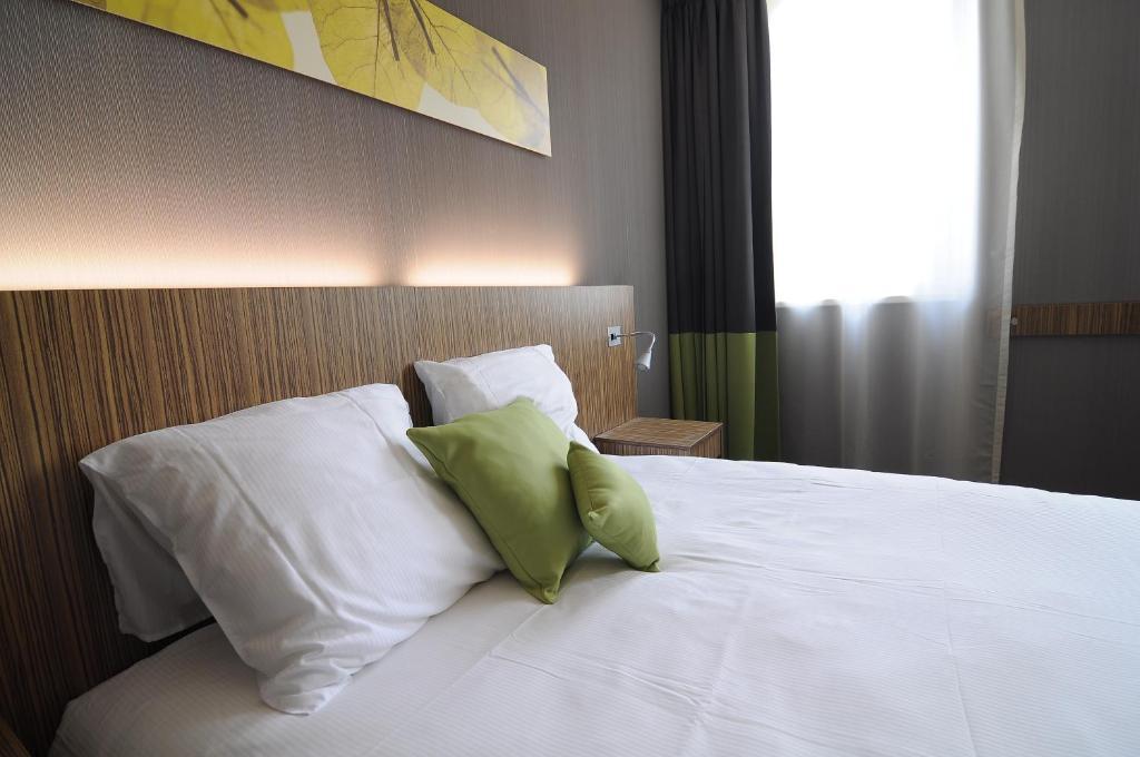 Double Room with Roll-in Shower - Disability Access/Non-Smoking