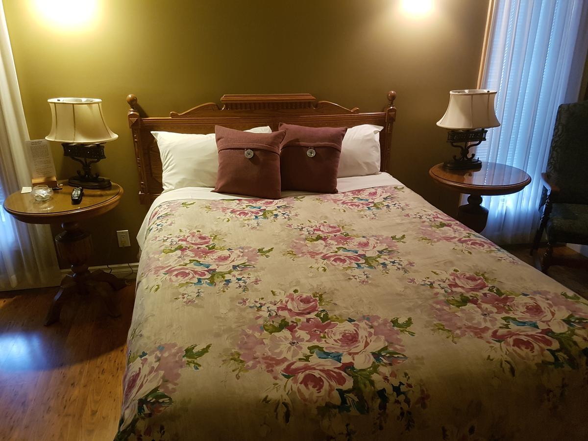 Superior Queen Room Vermillion