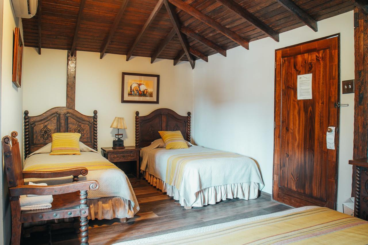 Colonial Triple Room