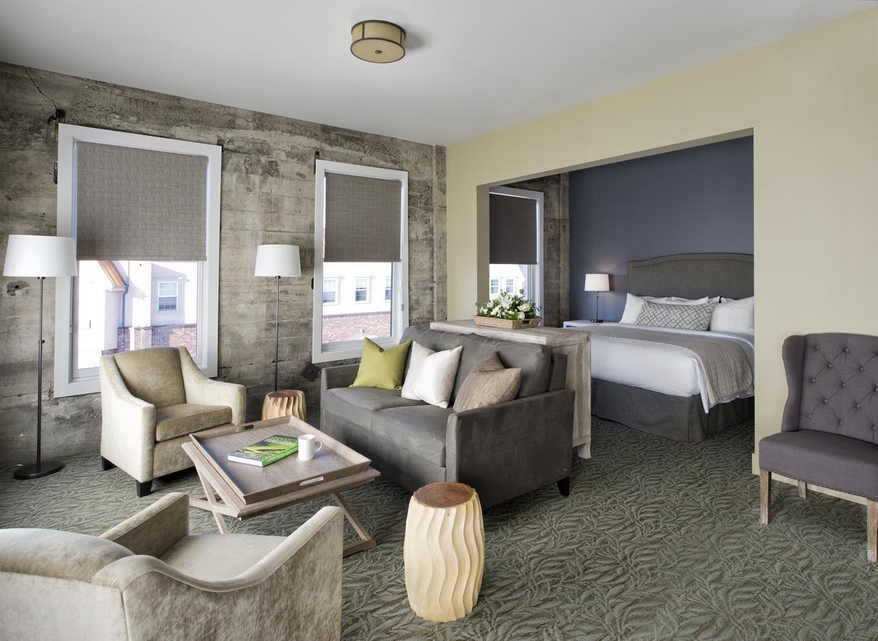 Deluxe Corner Suite