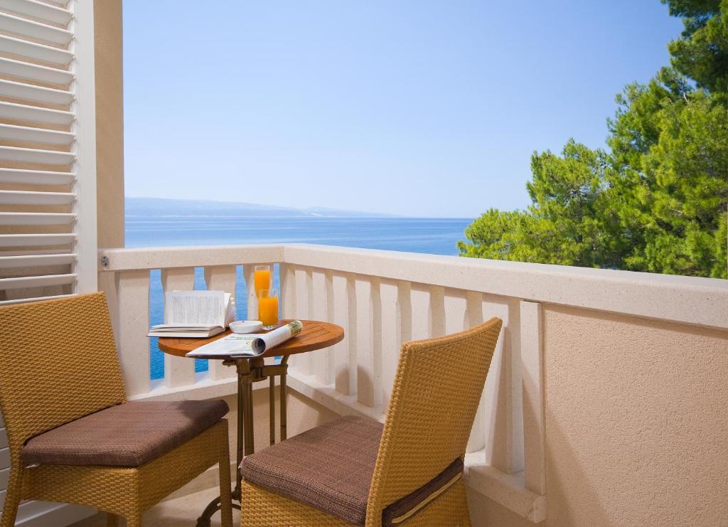 One-Bedroom Apartment with Balcony and Side Sea View