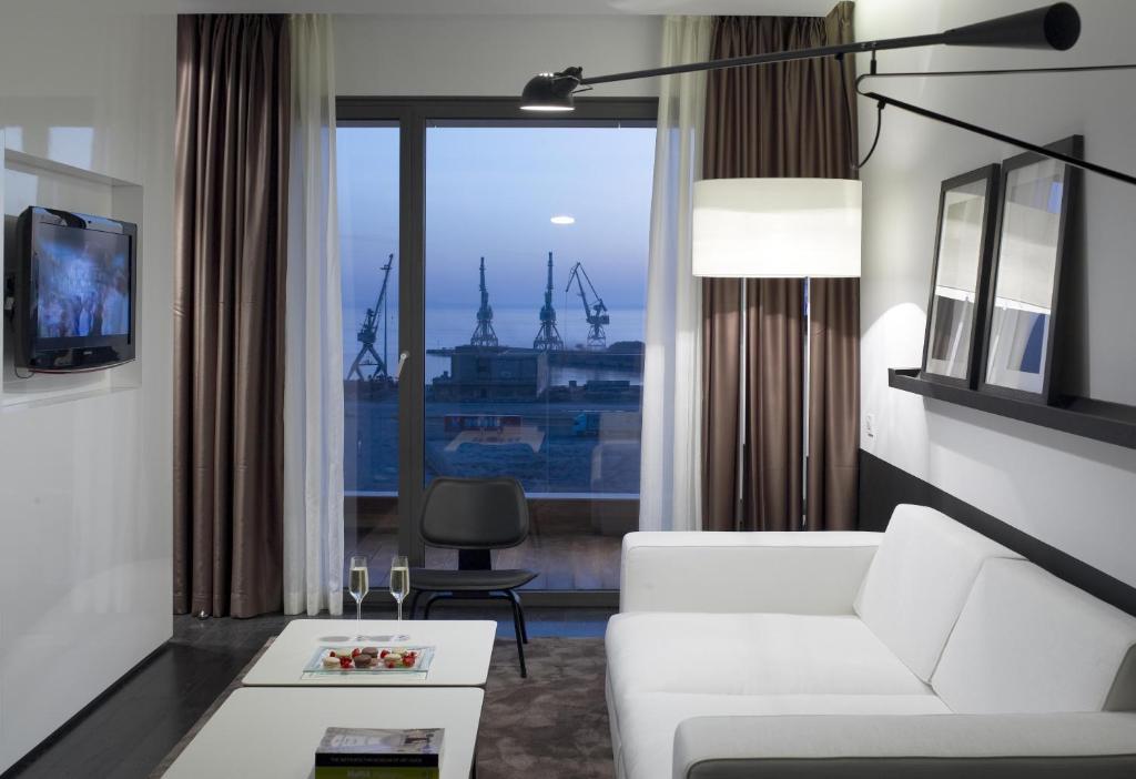 Executive Suite,686917830:JPEG