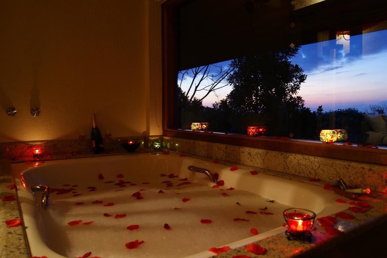 Suite with Hot Tub,1552210537:JPEG