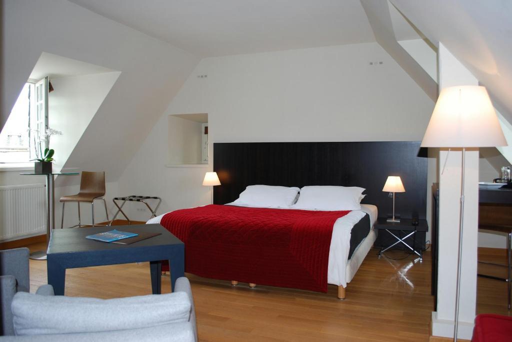 Superior Kamer met Kingsize Bed en Gedeeltelijk Uitzicht op Zee