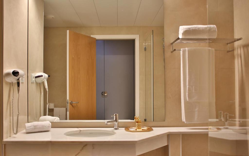 Double or Twin Room with Balcony and River View,74890037:JPEG
