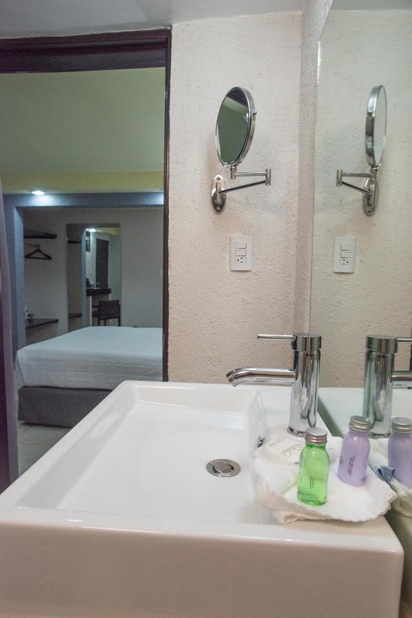Double Room One Queen Bed