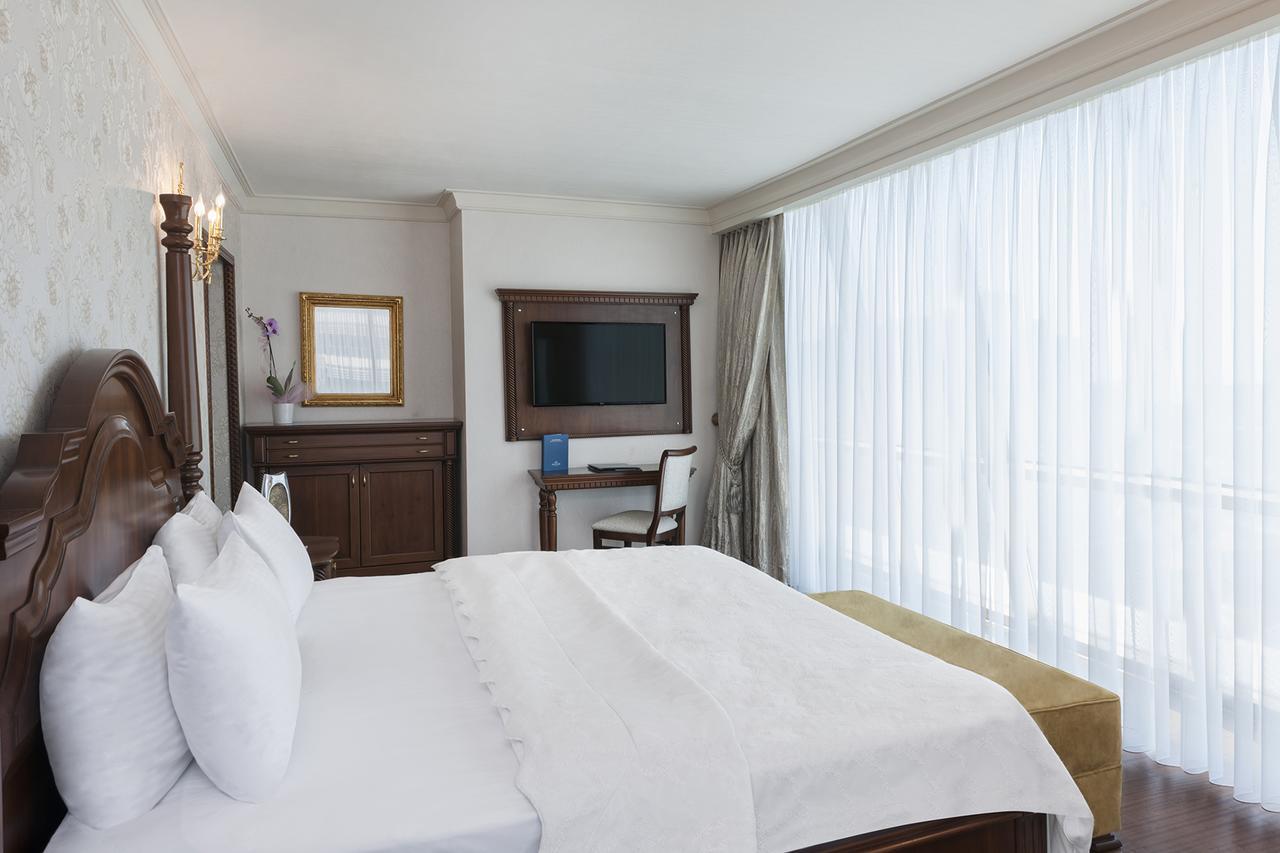 Suite Queen Size Bed
