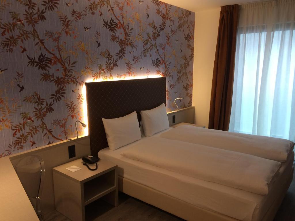 Double Economy Queen Room with Limited View