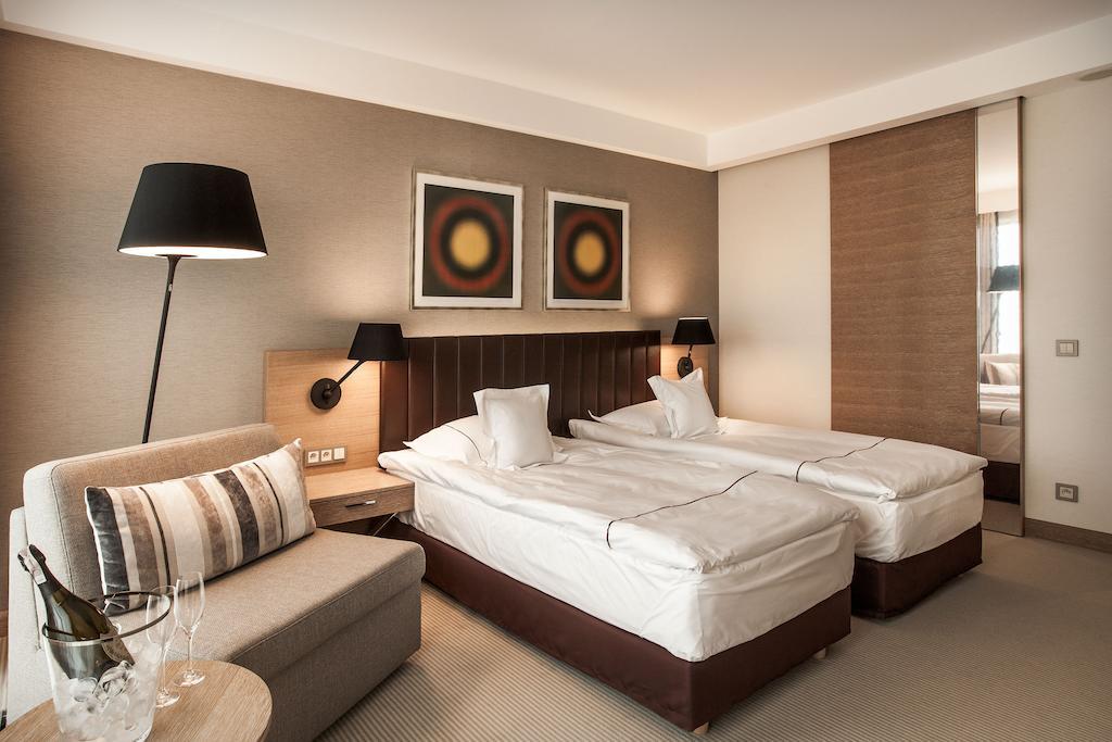 Superior Twin or Double Room Lake View