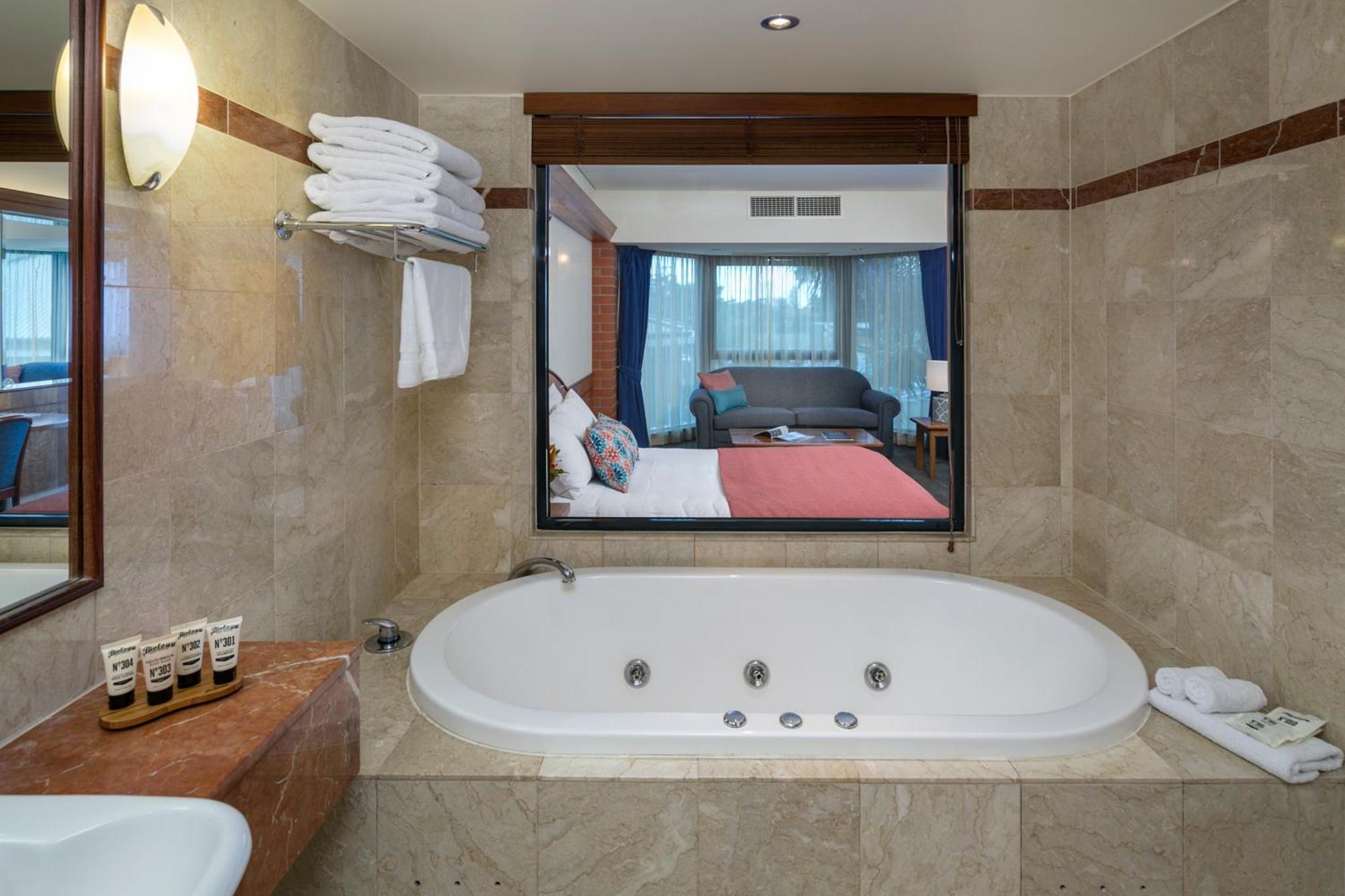 Deluxe Queen Room with Spa Bath,680547558:JPEG