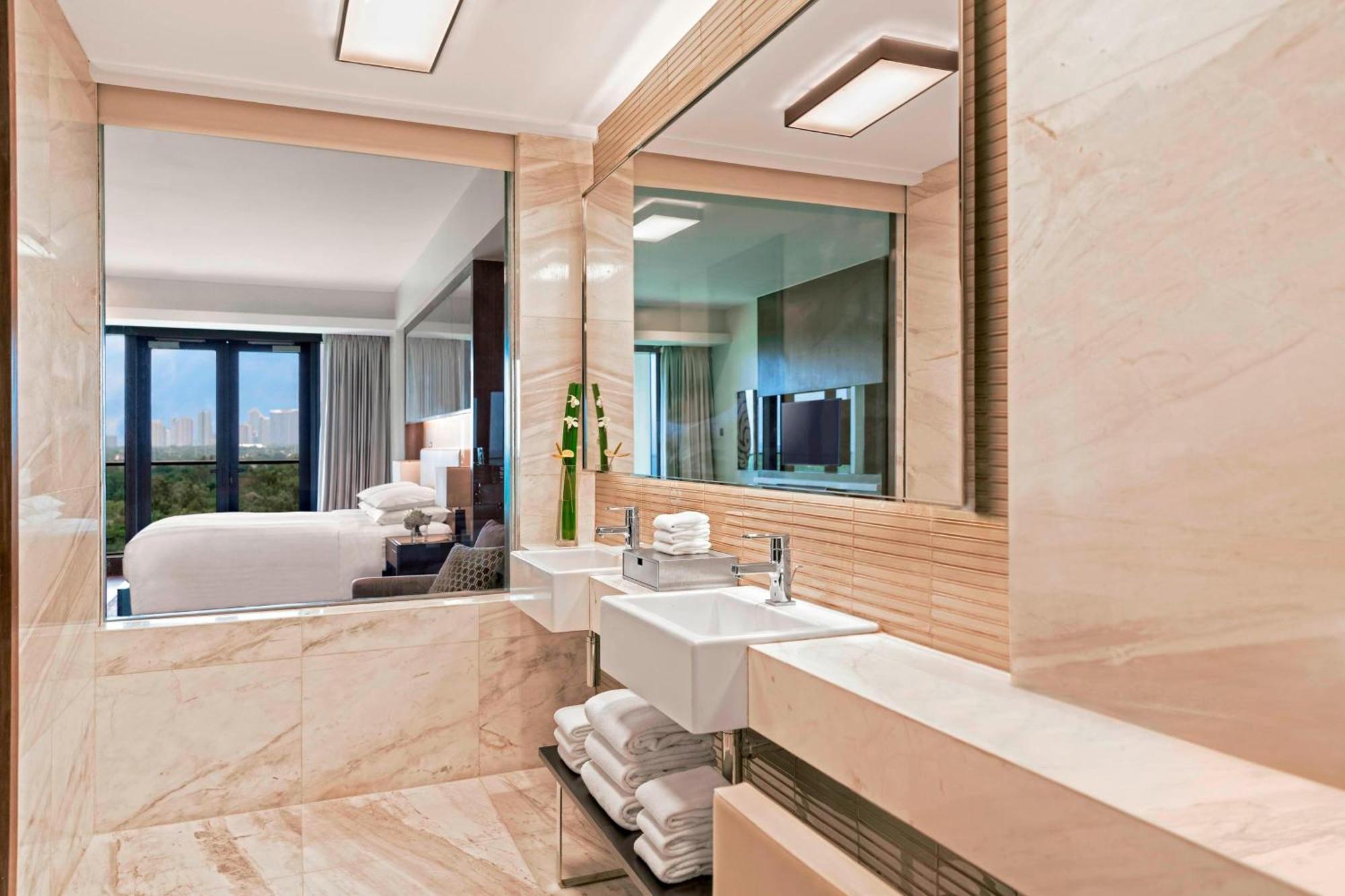 Executive Deluxe King Suite with Lounge Access,965449825:JPEG