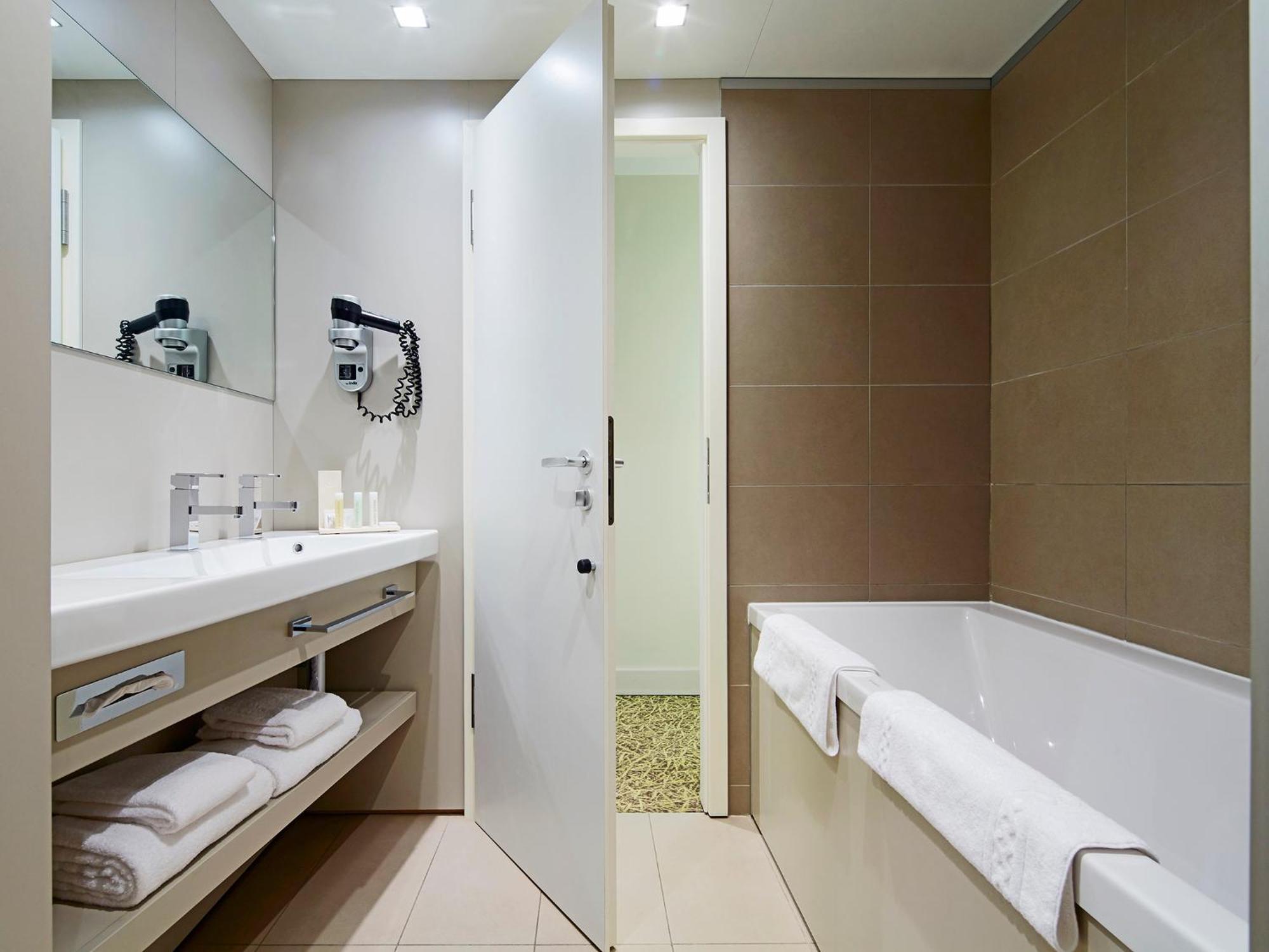 Executive Queen Room,1697860566:JPEG