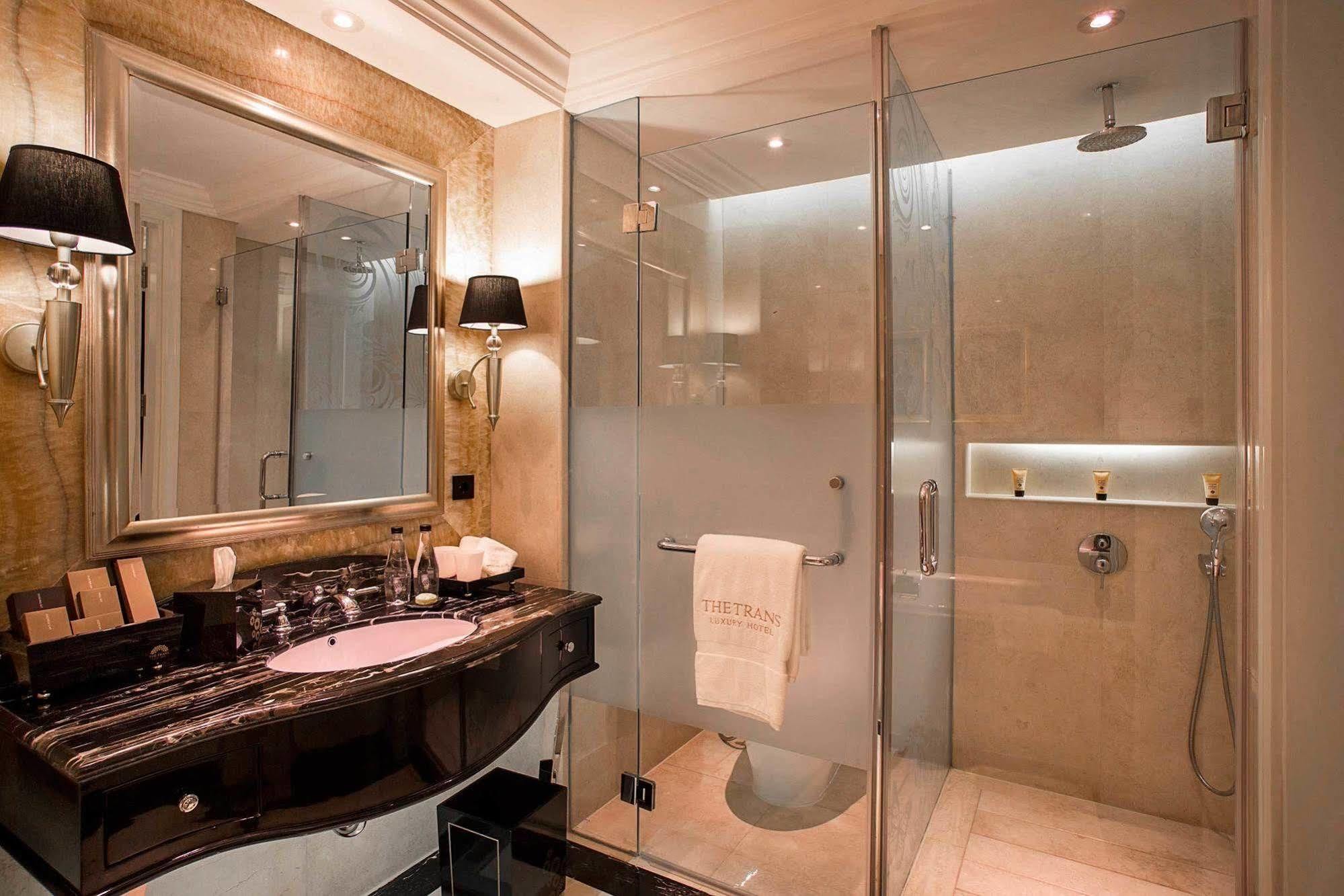 Premier Smoking Room