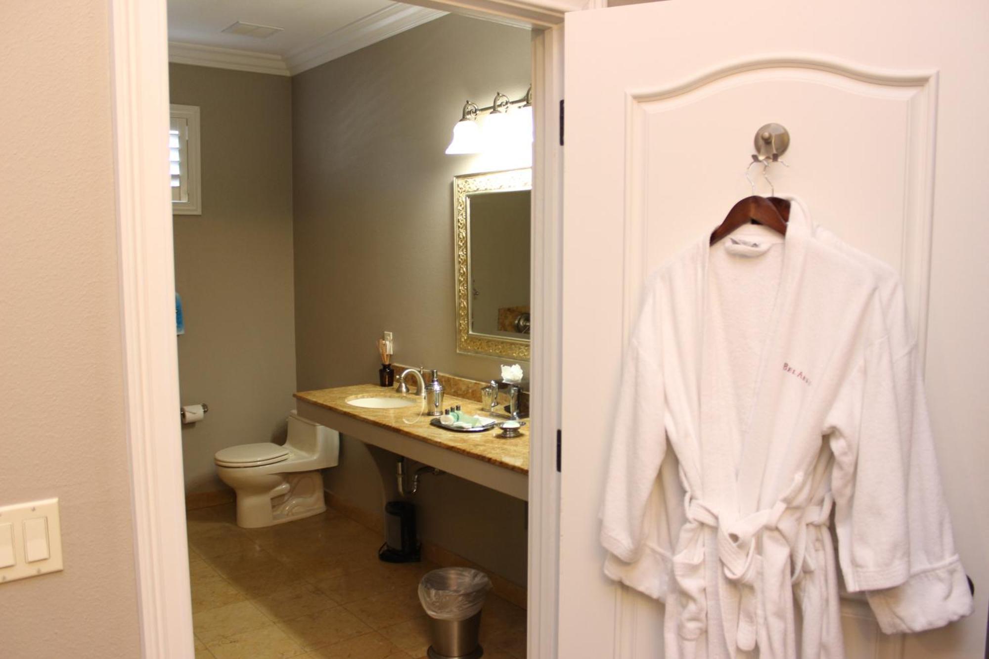 Superior King Suite,702957619:JPEG