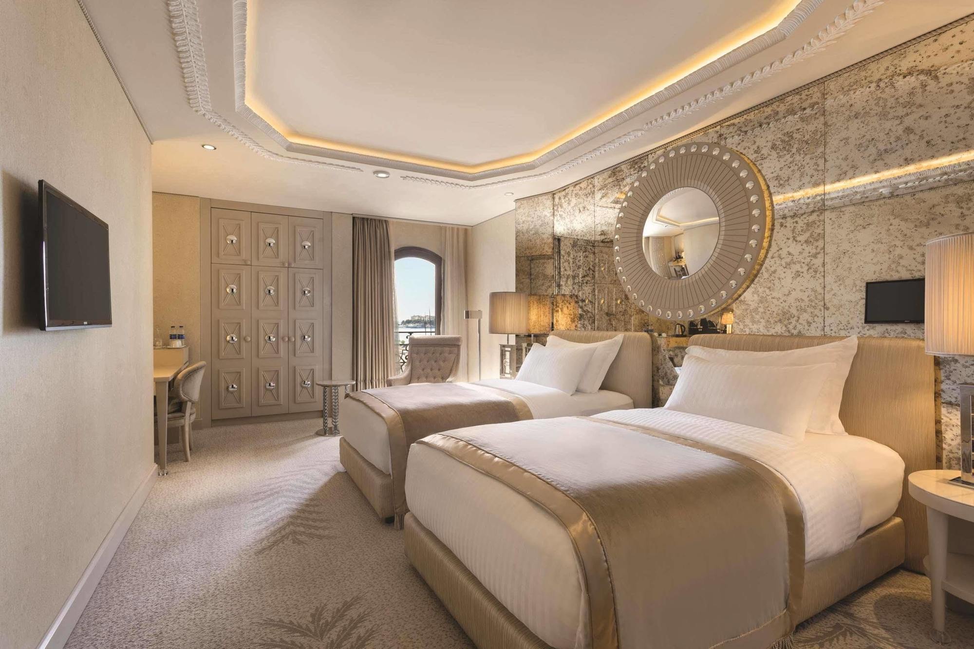 Deluxe Twin Room with Partial Sea View