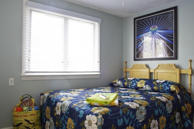Petite Room One Queen Bed Separate House