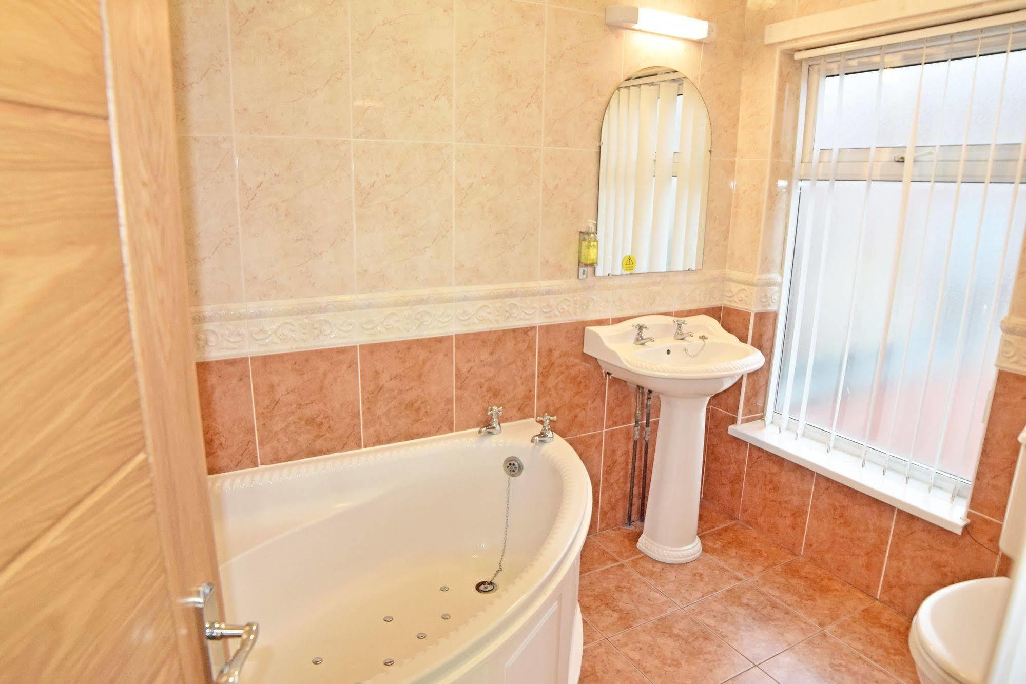 Four-poster Double with Spa Bath,706359175:JPEG