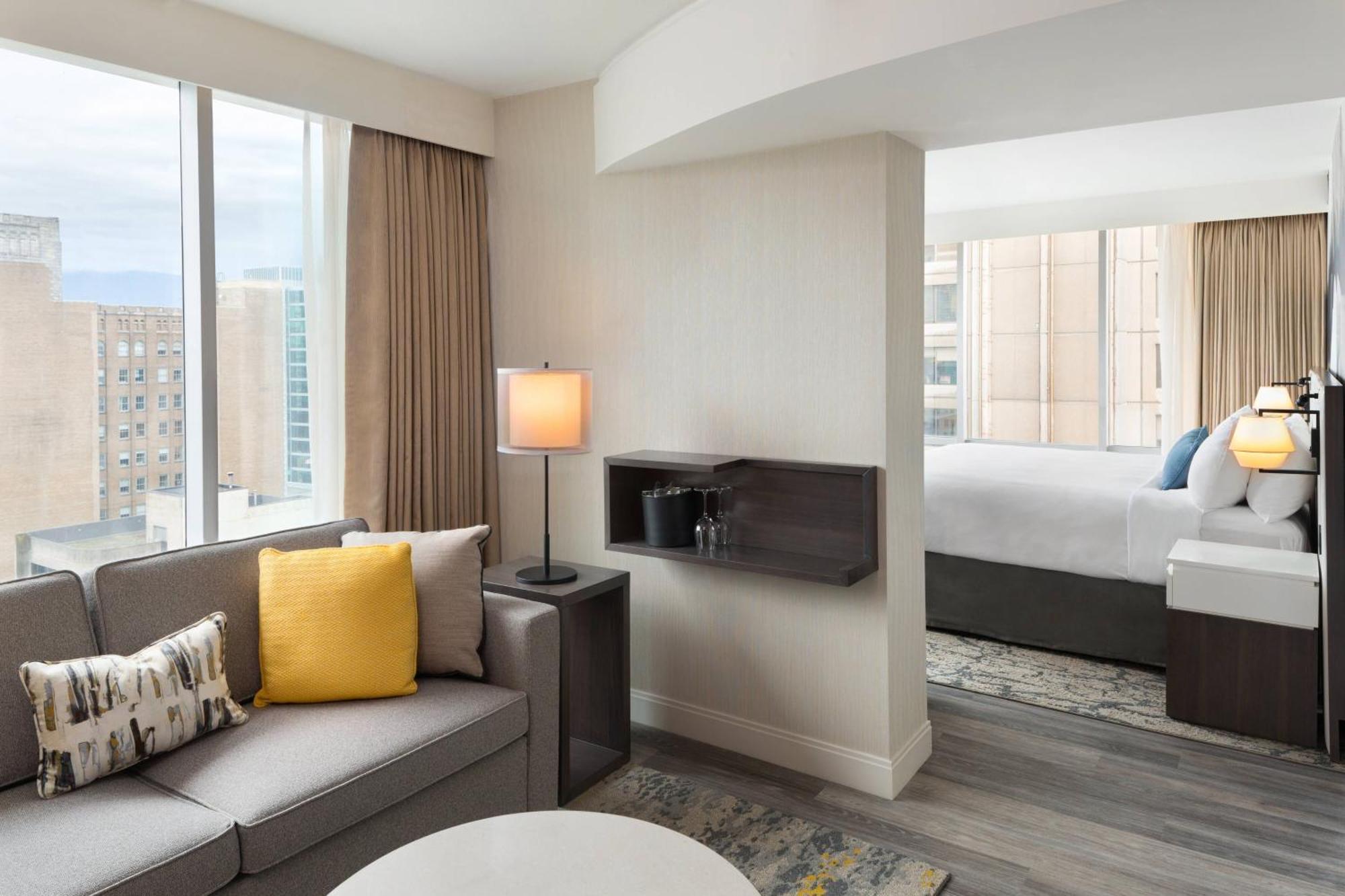 Deluxe Corner View, Suite, 1 King, Sofa bed, City view