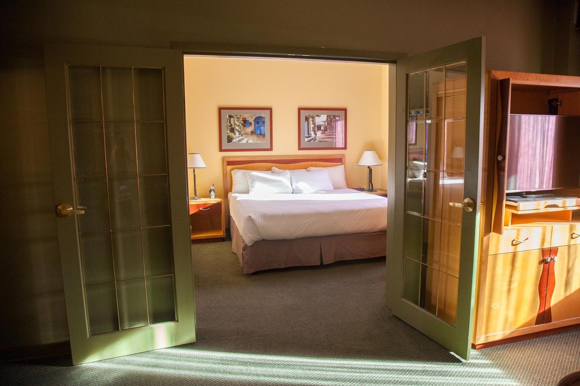 One-Bedroom Deluxe King Suite - Non-Smoking,707676907:JPEG
