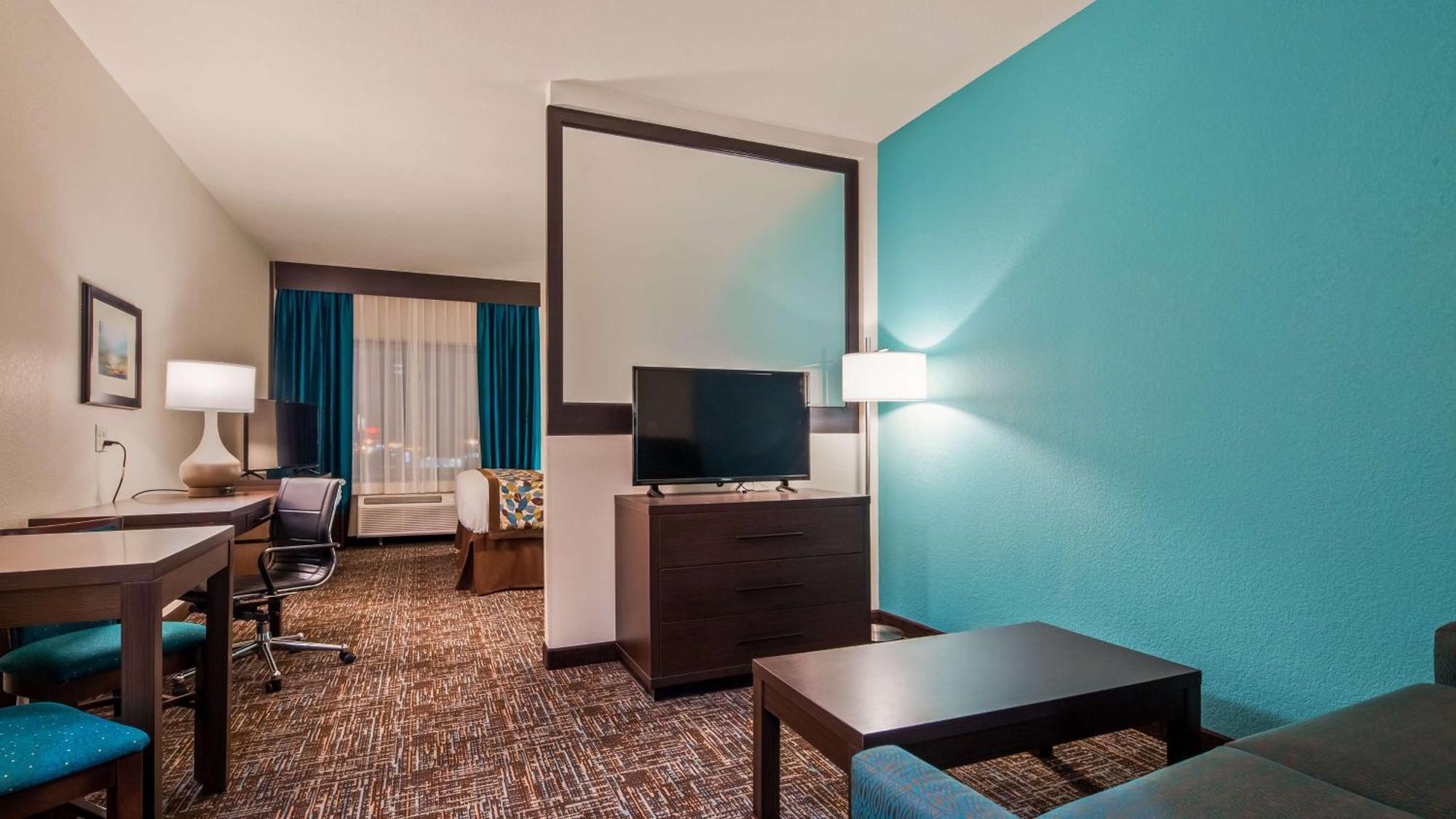 King Suite with Sofa Bed - Disability Access/Non-Smoking,712314022:JPEG