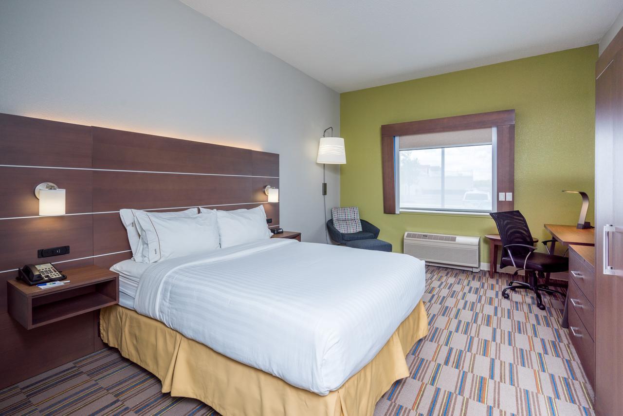 Queen Room with Hearing Accessible Roll-in Shower - Non-Smoking