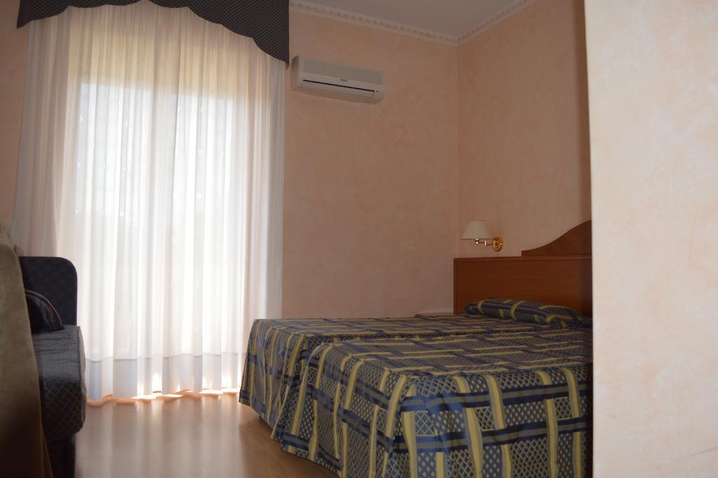 Economy Double or Twin Room,72336284:JPEG