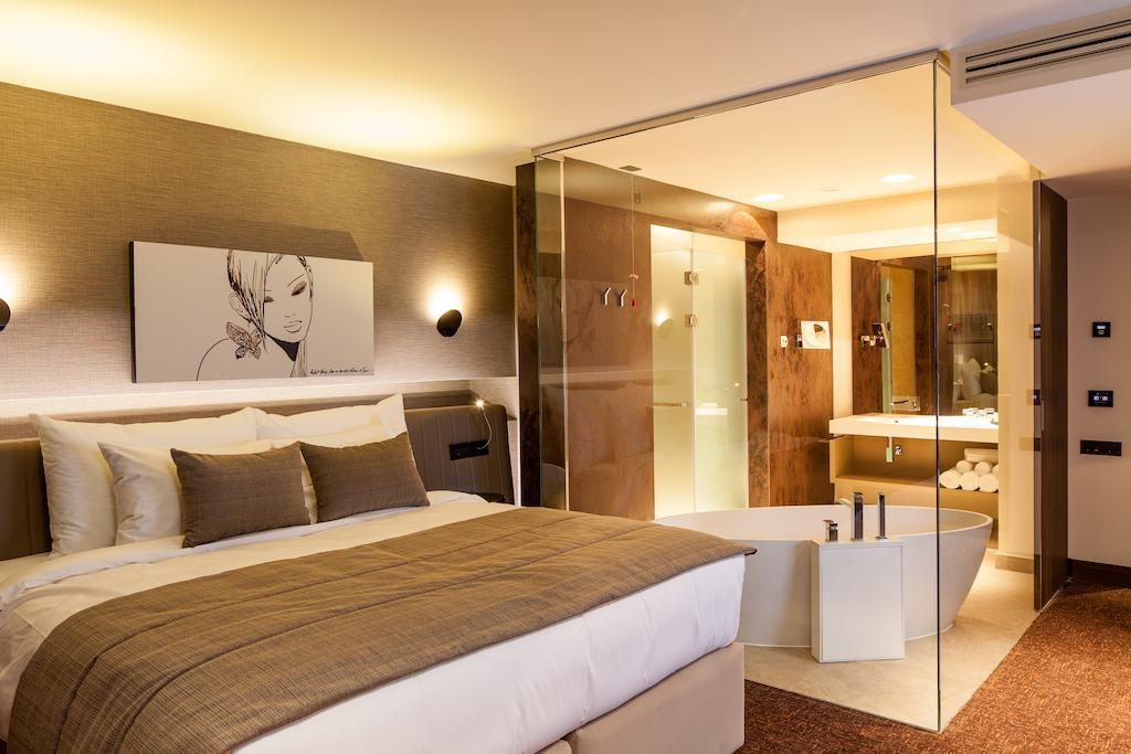 Lifestyle Signature Room pool access