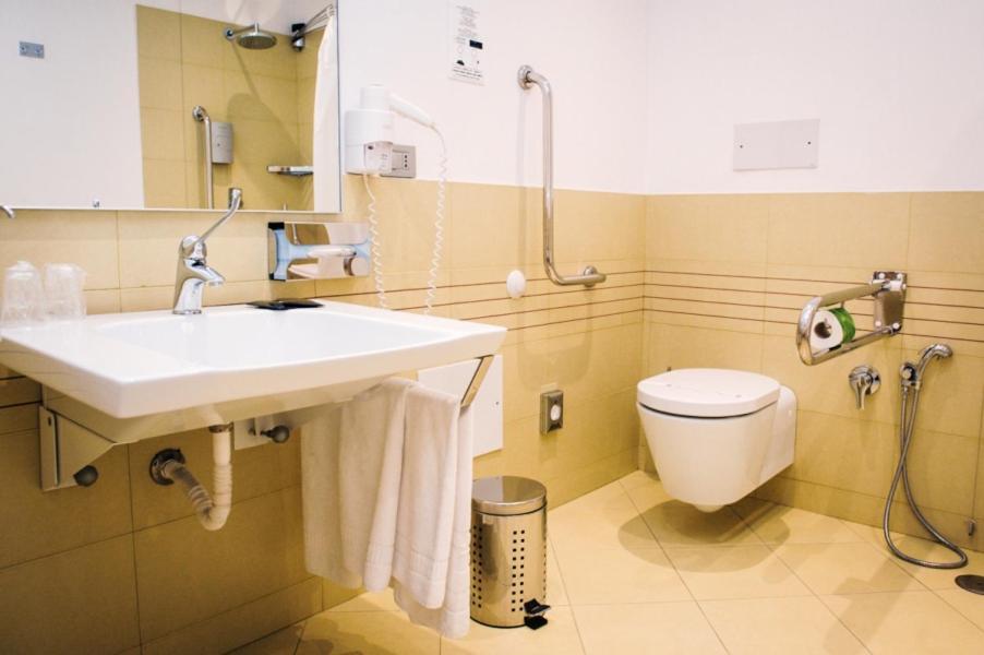 Double or Twin Room Disability Access,1394469500:JPEG