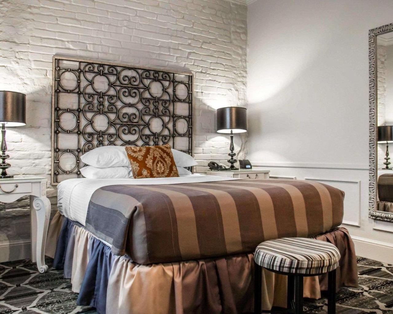 Efficiency Queen Suite with Two Queen Beds and Living room - Non Smoking