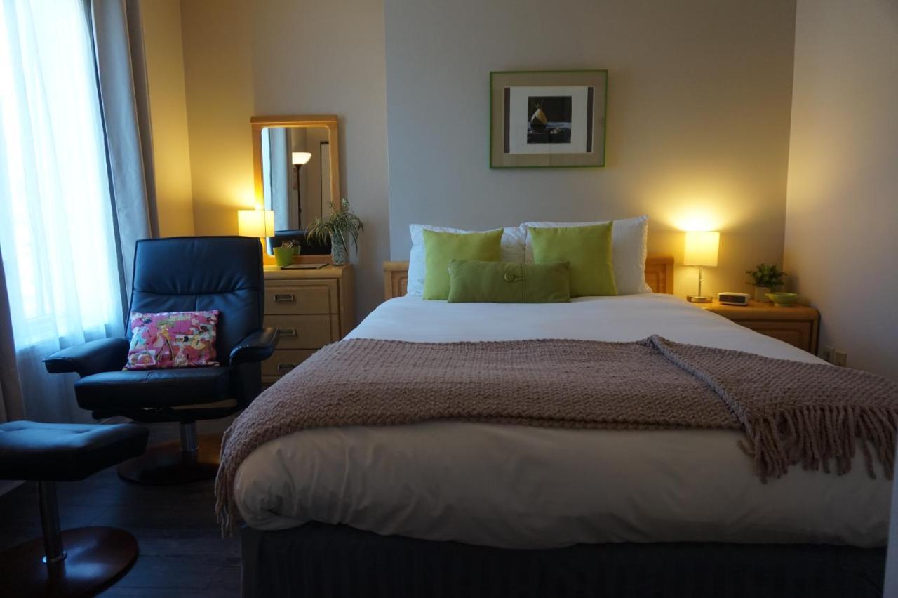 Economy Room with One Queen Bed,780458607:JPEG