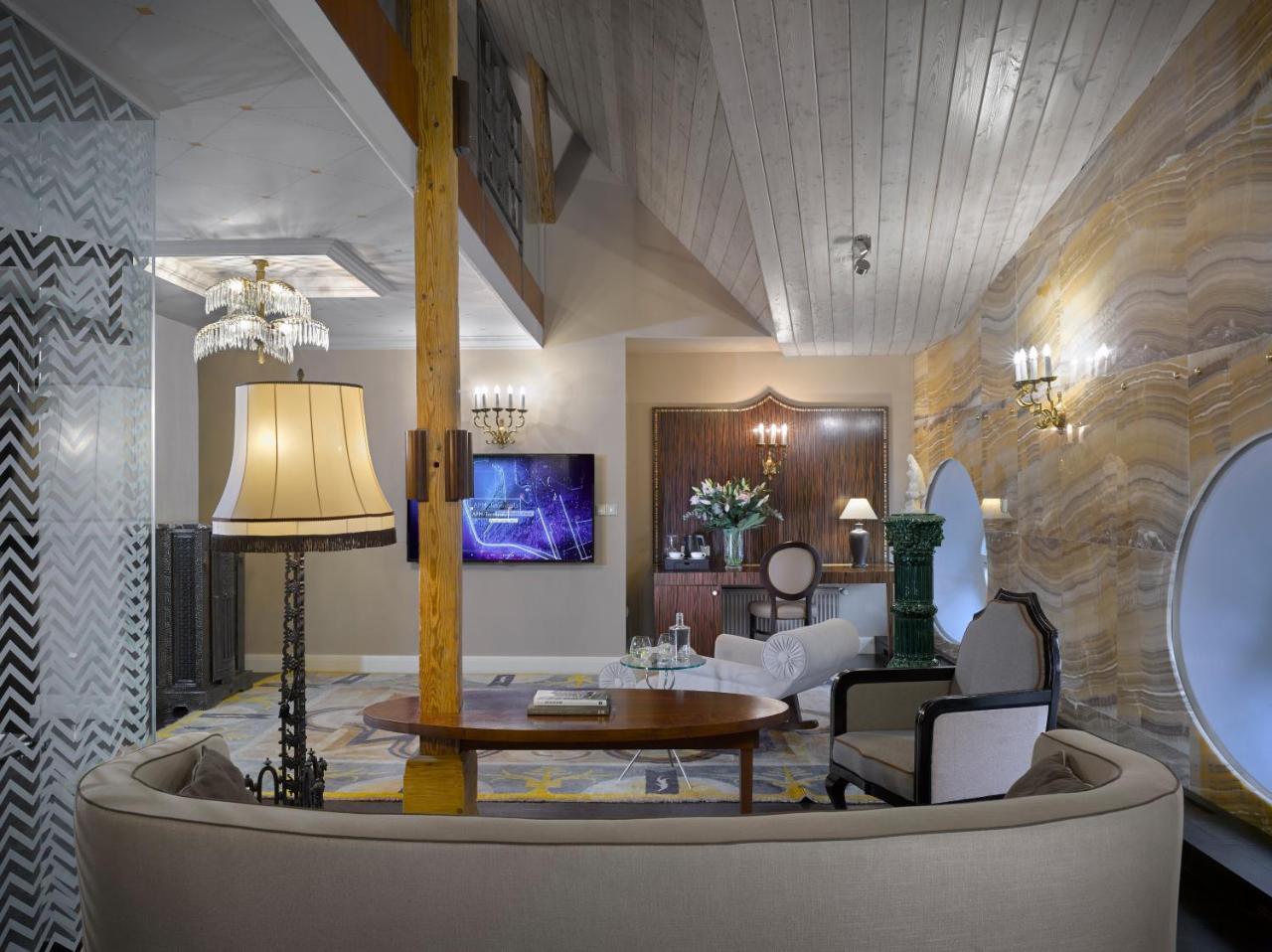 Onyx Tower Suite