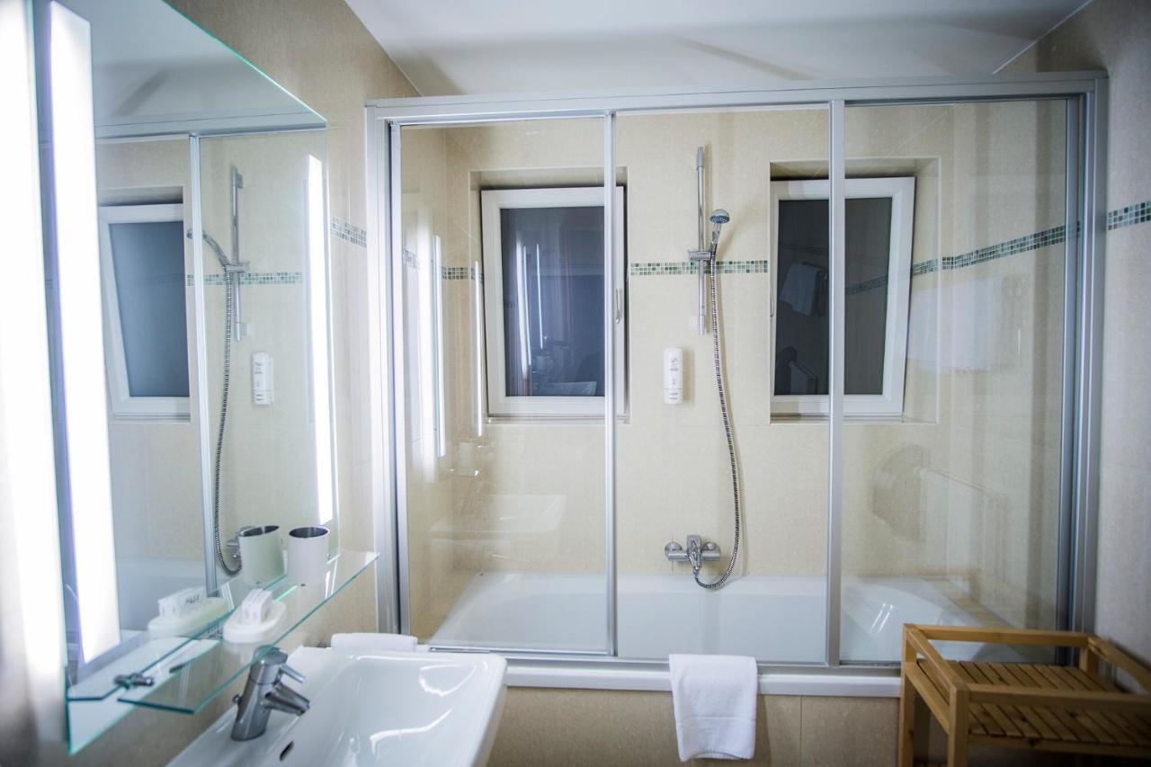 Superior Double Room Bathtub