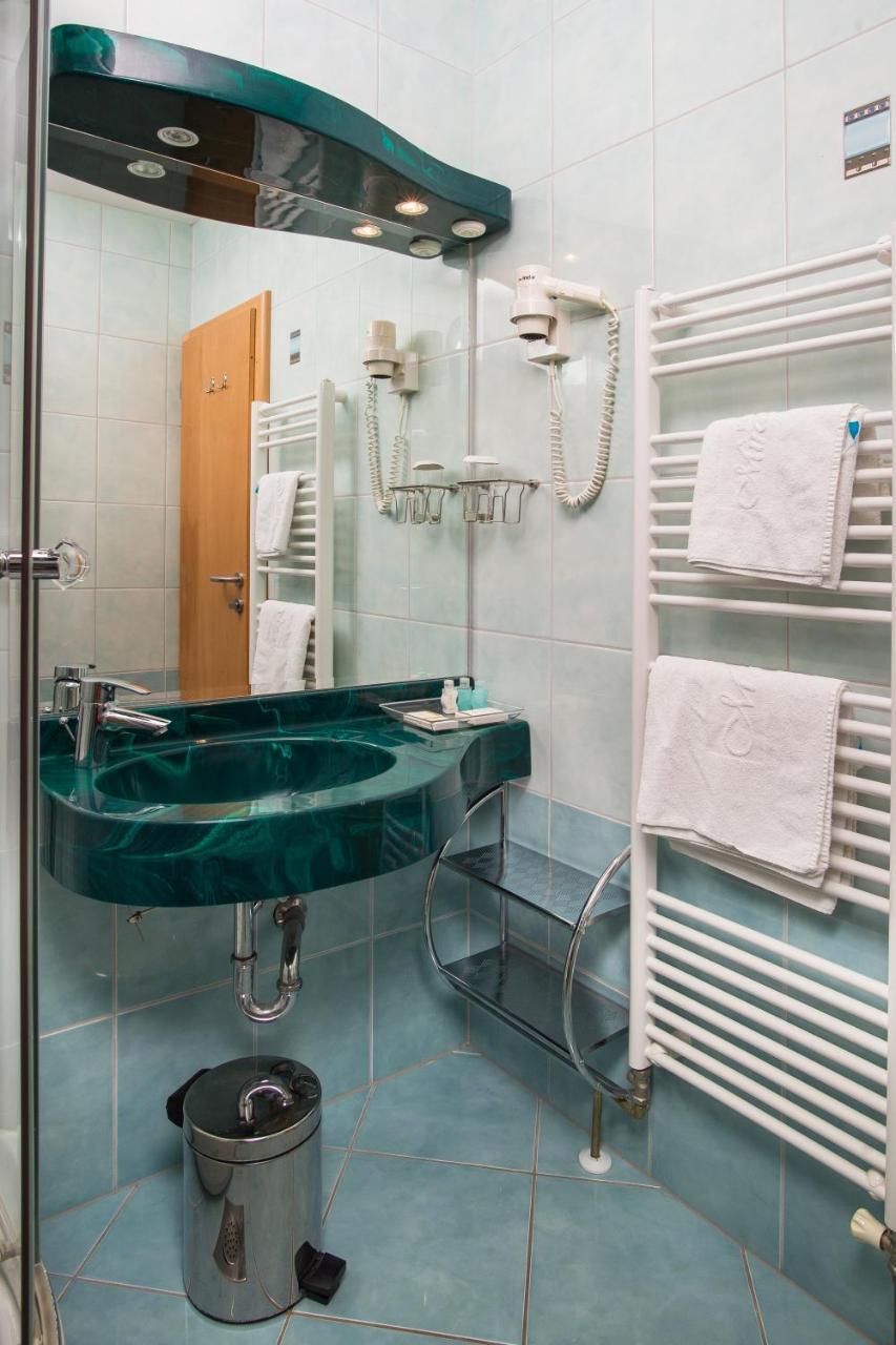 Standard Single Room with Balcony,747131555:JPEG