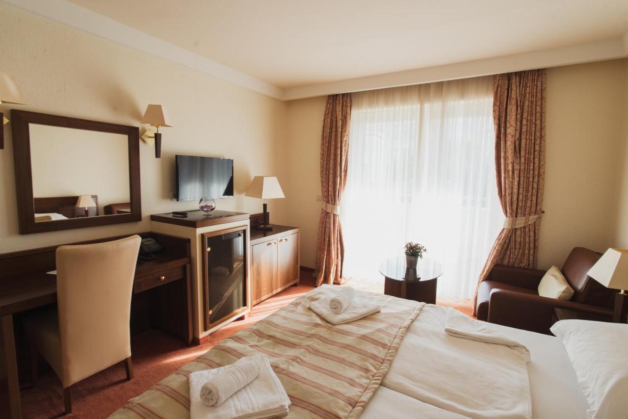 Standard Room with Balcony and Park View,752284082:JPEG