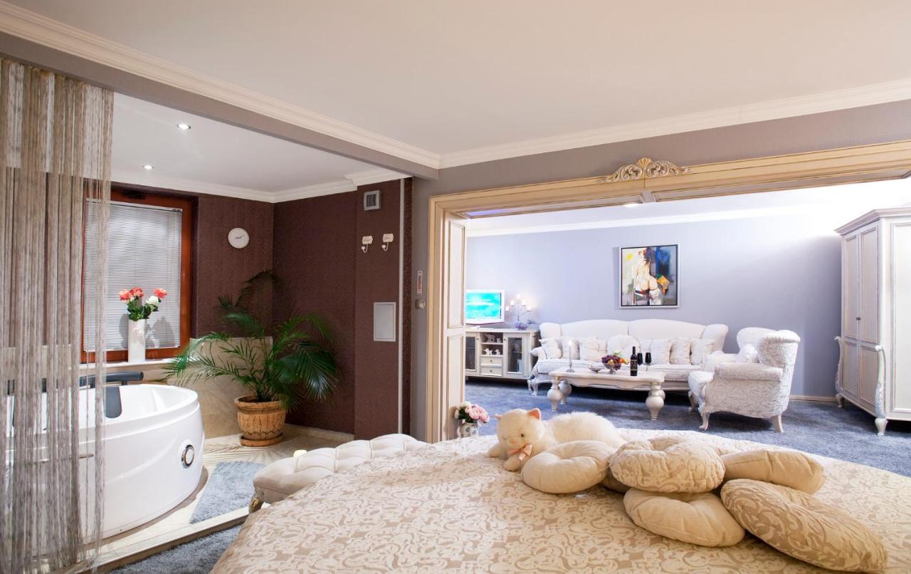 Junior Suite Dayana zur Innenseite mit Whirlpool