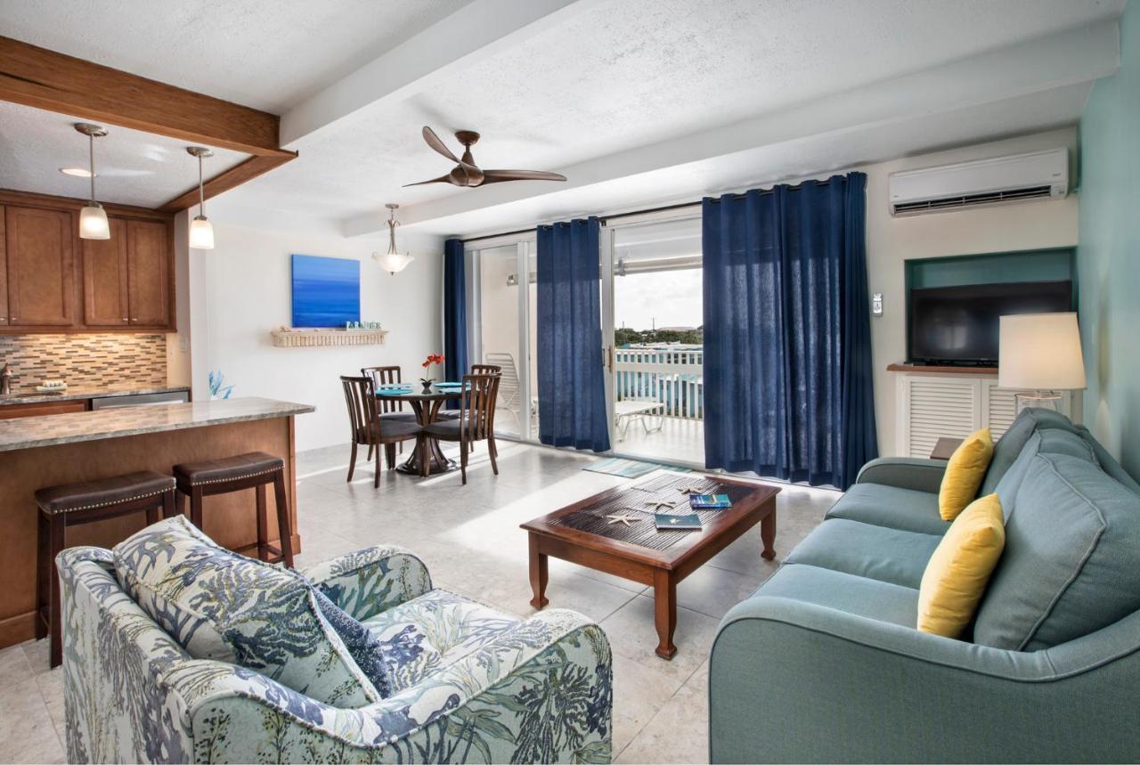 Hillside One-Bedroom King Suite