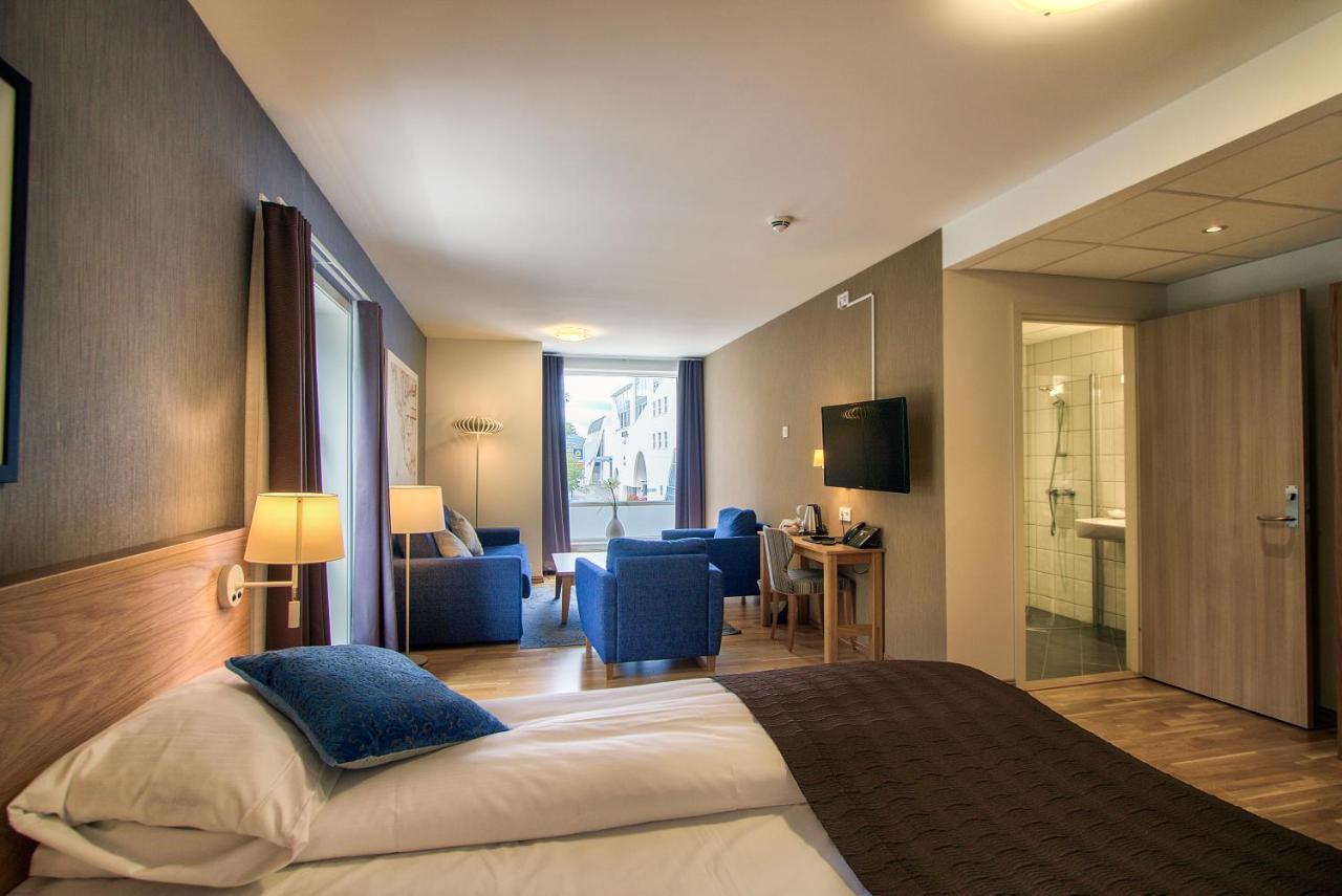 Family room,775075918:JPEG